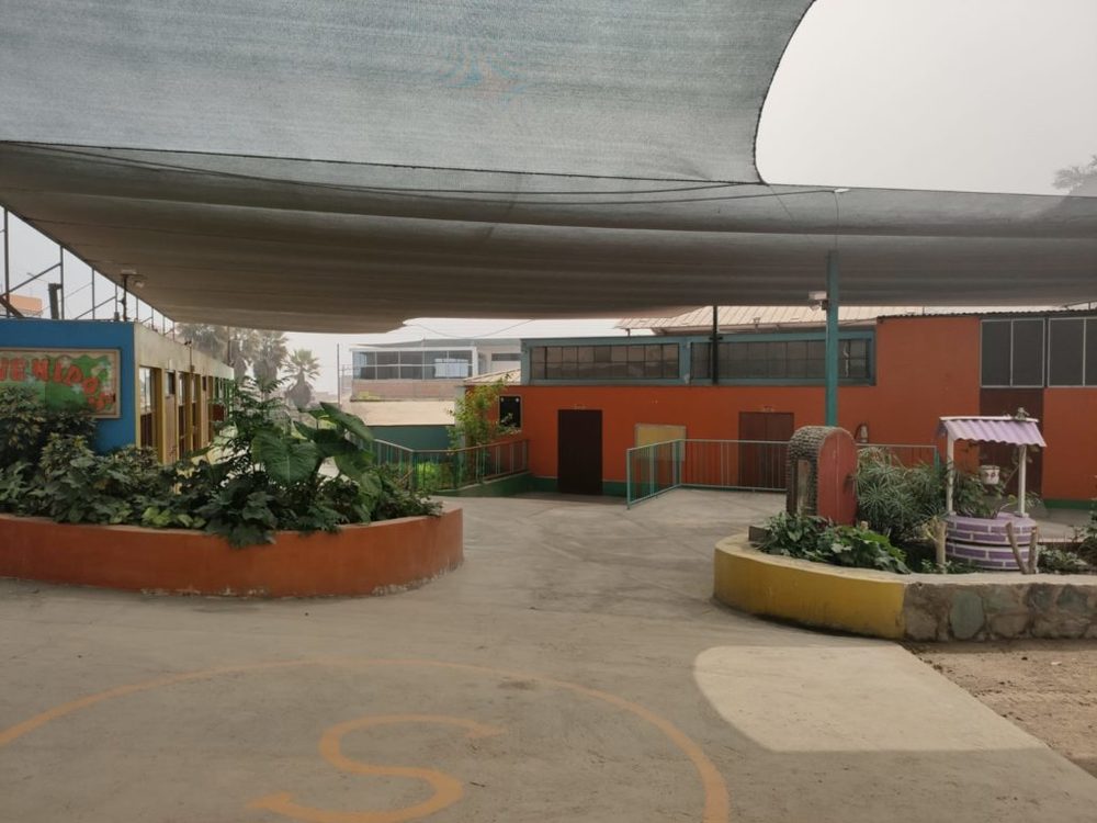 Cours de récréation de l'espace maternel du Collège San Francisco de Asís de Huaycan - Lieu de mission de la famille Sebahizi