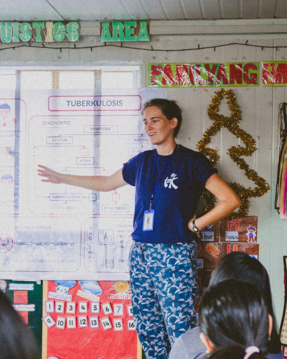 Gaëtane volontaire, qui informe les bénéficiaires de l'association sur la tuberculose