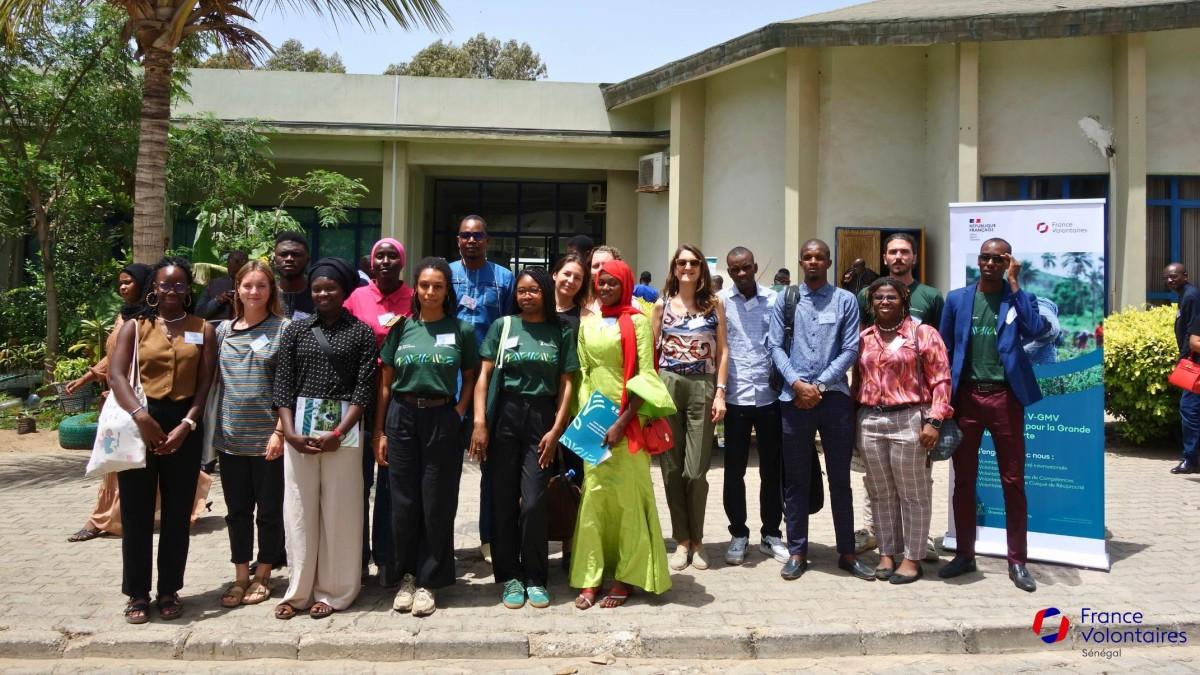 Photo de groupe des volontaires déployés dans le cadre du programme Volontaires pour la Grande Muraille Verte (PV-GMV)