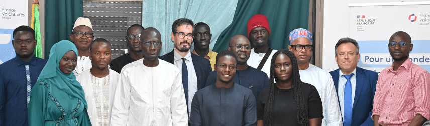 Photos de famille prise au ministère de la jeunesse, des sports et de la culture avec les volontaires, France volontaires, l'OFII et L'ambassade de France