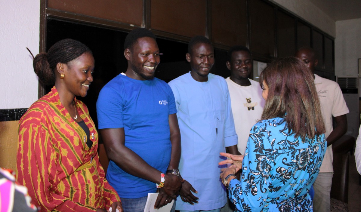 Echange entre des volontaires de France Volontaires et Mme Hidalgo