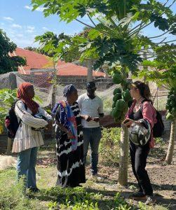 Anne Arrivé et l'une de ses collègues à la rencontre de personnes accompagnées par FANSOTO