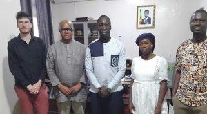 L'équipe de France Volontaire, le Préfet de Kédougou, et un membre de Kéoh pose pour une photo