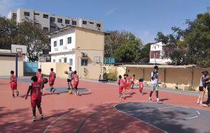 Baptiste Sarro dirige une partie de l'entrainement des enfants
