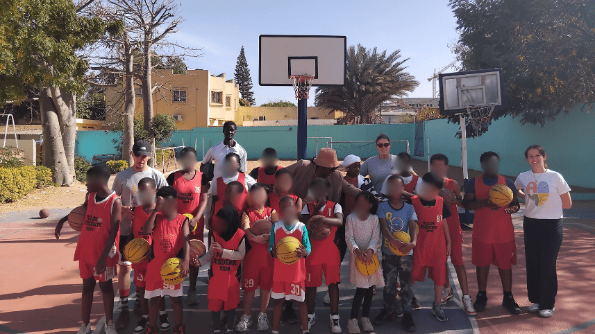 L'équipe de Pulse Africa, les enfants et France volontaires rassemblaient pour une photo de famille sur le terrain.