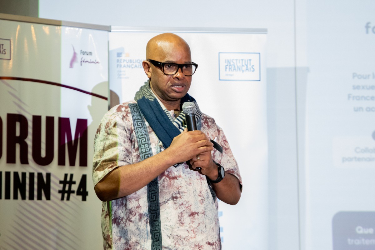 Moussa Bah, Représentant National de France Volontaires au Sénégal prend la parole pour introduire la table ronde