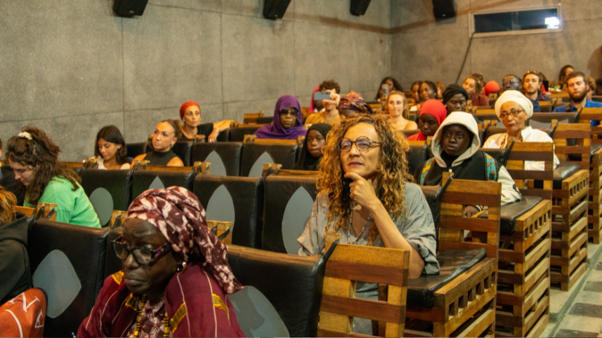 Le public avec au premier plan Madame Camara, directrice de l'institut français de Saint-Louis au cours de la table ronde.