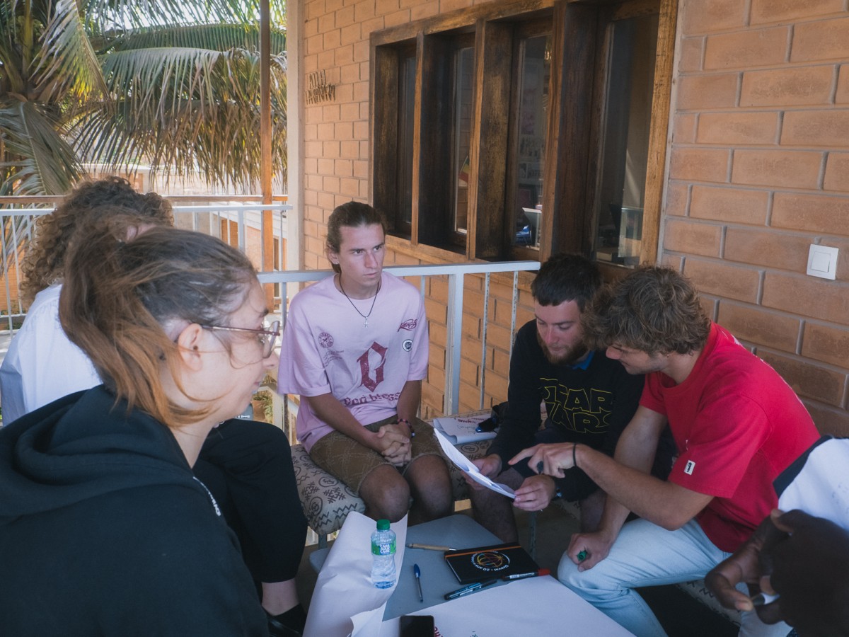 5 volontaires travaillent en groupe sur les cas de l'atelier