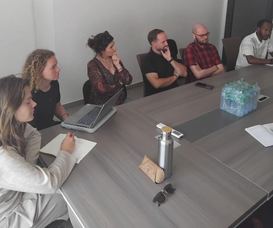 Les volontaires de v-francophonie disctutent assis autour d'une table