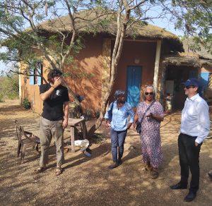 Une représentante de l'association Djarama présente ses locaux